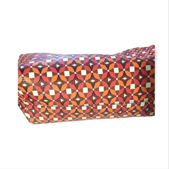 Guess Bobbi Nesting Large Reversible Tote with Coordinating Small Bag (Set) - Picture 3 of 15